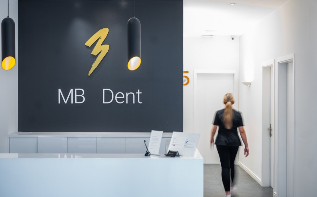 Dentalni asistent na poslu u dentalnoj klinici u Zagrebu