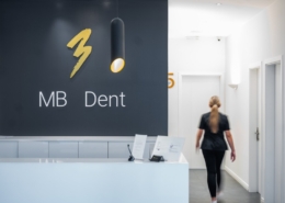 Dentalni asistent na poslu u dentalnoj klinici u Zagrebu