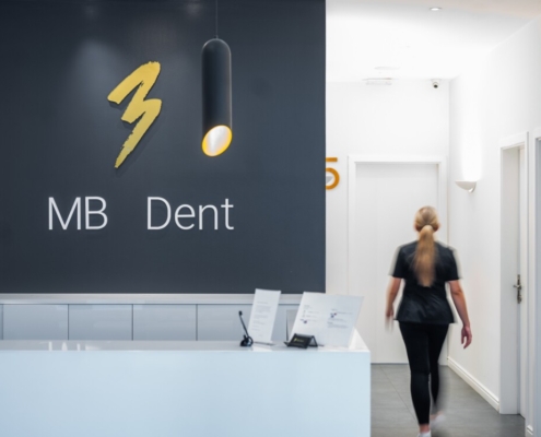 Dentalni asistent na poslu u dentalnoj klinici u Zagrebu